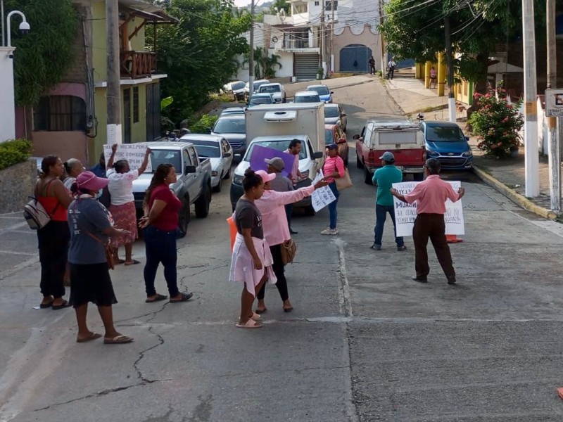 Vuelven a protestar afuera de la casa de Abelina López